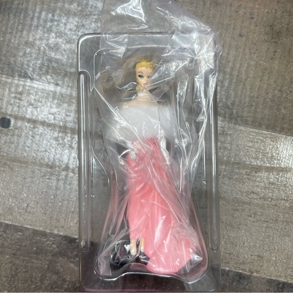 Hallmark Barbie Featuring the Enchanted Evening Ornament - Picture 3 of 7